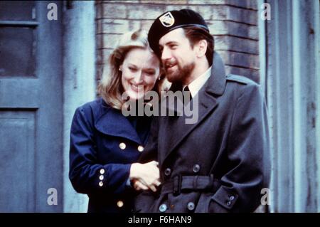 1978, le titre du film : Deer Hunter, Directeur : Michael Cimino, Studio : UNIV, Photo : 1978, AWARDS - Académie, Meilleure Photo, Michael Cimino, Robert De Niro, Meryl Streep, militaire, béret, pardessus, romance, barbe, RELIANT LES BRAS, OSCAR rétro. (Crédit Image : SNAP) (Crédit Image : c'/photos) Banque D'Images