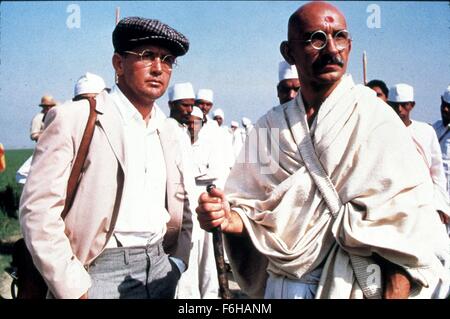 DATE DE SORTIE : Février 25, 1983 TITRE DE LA VIDÉO : Gandhi Réalisateur : Richard Attenborough STUDIO : les investisseurs internationaux du film Résumé : En 1893, Gandhi est jeté d'un train pour l'Afrique du Sud d'être un Indien et de voyager dans un compartiment de première classe. Gandhi se rend compte que les lois ont un parti pris contre les Indiens et décide de lancer une campagne de protestation non violente pour les droits de tous les Indiens en Afrique du Sud Photo : Ben Kingsley le Mahatma Gandhi (crédit Image : les investisseurs internationaux du film c/photos) Banque D'Images