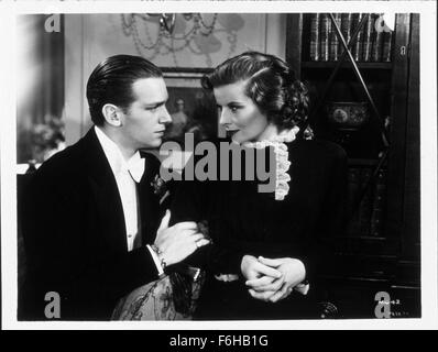 1933, le titre du film : gloire du matin, Directeur : LOWELL SHERMAN, Studio : RKO, Photo : 1933, AWARDS - Académie, Meilleure Actrice, Douglas Fairbanks Jr, Katharine Hepburn, cheveux lissés -, Roman, TUXEDO, du regard. (Crédit Image : SNAP) Banque D'Images