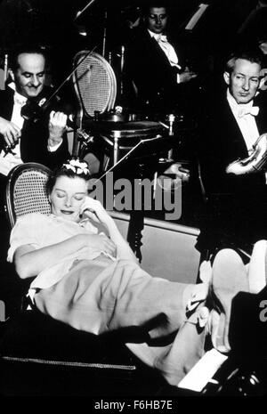 1947, le titre du film : chanson d'amour, Directeur : CLARENCE BROWN, Studio : MGM, Photo : CLARENCE BROWN, Katharine Hepburn, Culver City, CA. MGM Studios, cinéma, dormir, fauteuil inclinable, musiciens, orchestre, violons, musique. (Crédit Image : SNAP) Banque D'Images