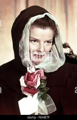 1947, le titre du film : chanson d'amour, Directeur : CLARENCE BROWN, Studio : MGM, Photo : CLARENCE BROWN, Katharine Hepburn, COLORIÉS À LA MAIN, TEINTÉ À LA MAIN, fleur, HOOD, PORTRAIT. (Crédit Image : SNAP) Banque D'Images