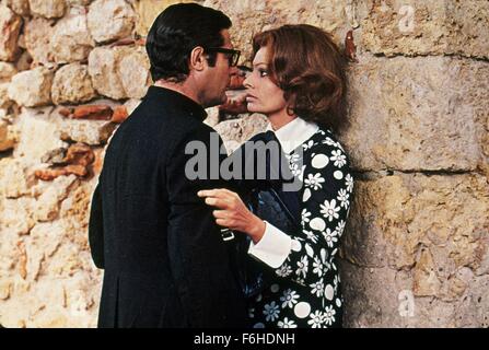 1970, le titre du film : LA FEMME DU PRÊTRE (LA MOGLIE DEL PRETE), Réalisateur : DINO RISI, Studio : WARNER, Photo : SOPHIA LOREN, Marcello Mastroianni. (Crédit Image : SNAP) Banque D'Images