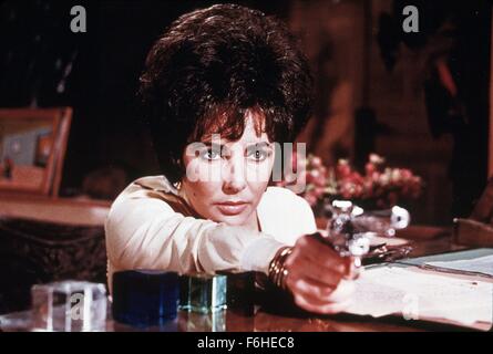 1967, le titre du film : comédiens, Réalisateur : PETER GLENVILLE, Photo : PETER GLENVILLE, Gun crazy, ARME À LA MAIN, de l'intérieur, TIR, Elizabeth Taylor, d'armes. (Crédit Image : SNAP) Banque D'Images