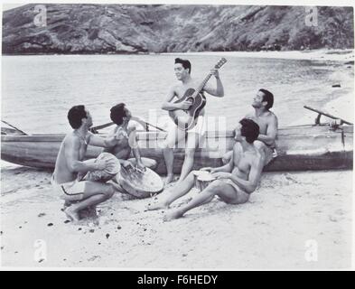 1961, le titre du film : Blue Hawaii, Directeur : NORMAN TAUROG, Studio : Paramount, Photo : LIGNES DE BAIGNADE, plage, vêtements, ENSEMBLE, guitare, instrument de musique, d'ELVIS PRESLEY, LE CHANT. (Crédit Image : SNAP) Banque D'Images