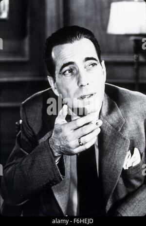 1946, le titre du film : BIG SLEEP, Directeur : Howard Hawks, Studio : WARNER, Photo : Humphrey Bogart, hat, MEN'S, lampe, le tabagisme, les fumeurs, les cheveux lissés -, Front plissé, FRONCEZ, PORTRAIT. (Crédit Image : SNAP) Banque D'Images