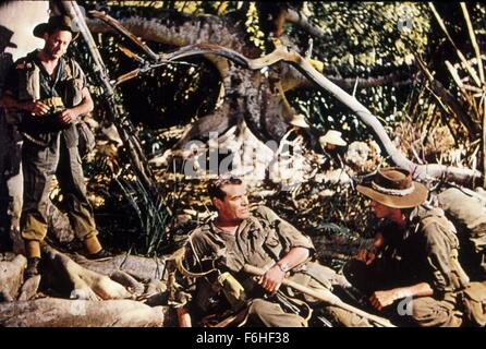 1957, le titre du film : le pont sur la rivière Kwai, Directeur : DAVID LEAN, Photo : 1957, AWARDS - Académie, Meilleure Photo, Jack Hawkins, David Lean, militaire, guerre, uniforme, de détente, d'ARMES À FEU, inclinables, OSCAR (FILM). (Crédit Image : SNAP) Banque D'Images