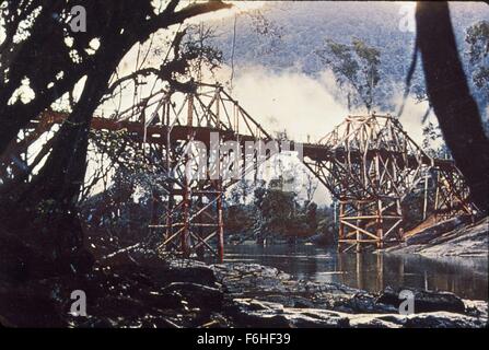 1957, le titre du film : le pont sur la rivière Kwai, Directeur : DAVID LEAN, Photo : 1957, AWARDS - Académie, Meilleure Photo, DAVID LEAN, encadré - ARBRES, SILHOUETTE, Pont, Rivière, guerre, sinistre. (Crédit Image : SNAP) Banque D'Images