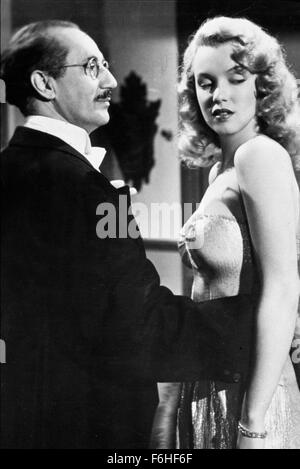 1949, le titre du film : L'AMOUR HEUREUX, Directeur : DAVID MILLER, Studio : UA, Photo : frères Marx, Groucho Marx, DAVID MILLER, MARILYN MONROE, flirt, difficiles à obtenir, la sordidité, avances, désintéressé, moustache, lunettes. (Crédit Image : SNAP) Banque D'Images