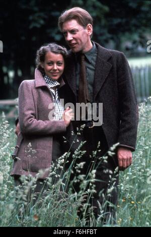 1977, le titre du film : Eagle has Landed, Réalisateur : JOHN STURGES, Photo : JENNY AGUTTER, couple, Donald SUTHERLAND, heureux, content, satisfait, MARCHE, MARCHE, bras dessus bras dessous, CHAMP. (Crédit Image : SNAP) Banque D'Images