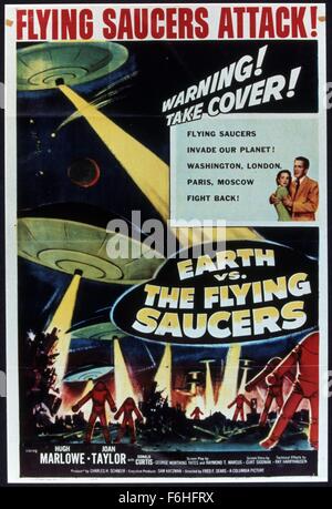 1956, le titre du film : EARTH VS. Les soucoupes volantes, Réalisateur : FRED F SEARS, Studio : COLUMBIA, Photo : 1956, l'affiche, Son & ALIENS ! Choses, OVNI, SOUCOUPE VOLANTE, exotiques, FAISCEAU. (Crédit Image : SNAP) Banque D'Images