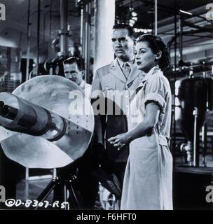 1956, le titre du film : EARTH VS. Les soucoupes volantes, Réalisateur : FRED F SEARS, Studio : COLUMBIA, Photo : DON CURTIS, HUGH MARLOWE, Joan TAYLOR, Son & ALIENS ! Les choses, SCI-FI, RAY GUN, arme, fusil, STERN, sérieux, guerre, PEUR. (Crédit Image : SNAP) Banque D'Images