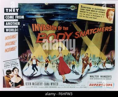 1956, le titre du film : INVASION OF THE BODY SNATCHERS, Réalisateur : Don Siegel, Studio : Allied Artists, Photo : Ciel, attaquer, courir, fuir, hurlant, LA TERREUR, Spotlight, SCI-FI, horreur, poster, carte TITRE RAT. (Crédit Image : SNAP) Banque D'Images