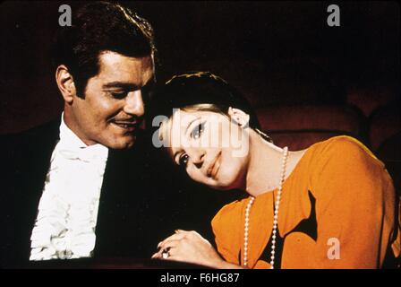 1968, le titre du film : Funny Girl, Réalisateur : William Wyler, Studio : COLUMBIA, Photo : Omar Sharif, Barbra Streisand. (Crédit Image : SNAP) Banque D'Images