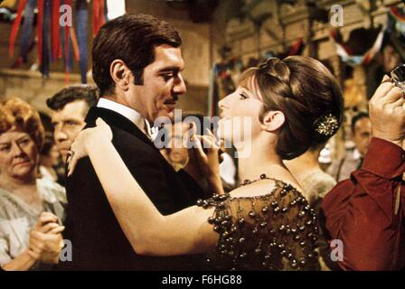 1968, le titre du film : Funny Girl, Réalisateur : William Wyler, Studio : COLUMBIA, Photo : Omar Sharif, Barbra Streisand. (Crédit Image : SNAP) Banque D'Images