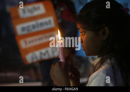 Lahore, Pakistan. 17 novembre, 2015. Les militants de la société civile pakistanaise, Anjman Mazareen membres du Punjab (AMP) et la sensibilisation de la vie pour le développement national (terre) de tenir des bougies au cours d'une cérémonie de la vigile pour les victimes d'attaques de terreur Paris à Lahore au Pakistan. Une série d'attaques coordonnées par des hommes armés et des kamikazes à Paris le 13 novembre a tué au moins 160 personnes et blessé 352 dans des scènes de carnage dans une salle de concert, restaurants et le stade national. Credit : Rana Sajid Hussain/Pacific Press/Alamy Live News Banque D'Images