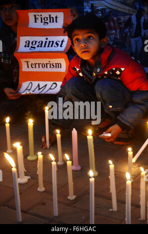 Lahore, Pakistan. 17 novembre, 2015. Les militants de la société civile pakistanaise, Anjman Mazareen membres du Punjab (AMP) et la sensibilisation de la vie pour le développement national (terre) de tenir des bougies au cours d'une cérémonie de la vigile pour les victimes d'attaques de terreur Paris à Lahore au Pakistan. Une série d'attaques coordonnées par des hommes armés et des kamikazes à Paris le 13 novembre a tué au moins 160 personnes et blessé 352 dans des scènes de carnage dans une salle de concert, restaurants et le stade national. Credit : Rana Sajid Hussain/Pacific Press/Alamy Live News Banque D'Images