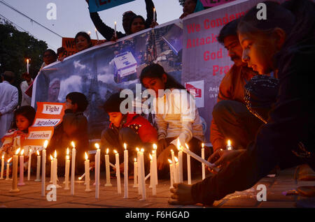 Lahore, Pakistan. 17 novembre, 2015. Les militants de la société civile pakistanaise, Anjman Mazareen membres du Punjab (AMP) et la sensibilisation de la vie pour le développement national (terre) de tenir des bougies au cours d'une cérémonie de la vigile pour les victimes d'attaques de terreur Paris à Lahore au Pakistan. Une série d'attaques coordonnées par des hommes armés et des kamikazes à Paris le 13 novembre a tué au moins 160 personnes et blessé 352 dans des scènes de carnage dans une salle de concert, restaurants et le stade national. Credit : Rana Sajid Hussain/Pacific Press/Alamy Live News Banque D'Images