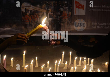 Lahore, Pakistan. 17 novembre, 2015. Les militants de la société civile pakistanaise, Anjman Mazareen membres du Punjab (AMP) et la sensibilisation de la vie pour le développement national (terre) de tenir des bougies au cours d'une cérémonie de la vigile pour les victimes d'attaques de terreur Paris à Lahore au Pakistan. Une série d'attaques coordonnées par des hommes armés et des kamikazes à Paris le 13 novembre a tué au moins 160 personnes et blessé 352 dans des scènes de carnage dans une salle de concert, restaurants et le stade national. Credit : Rana Sajid Hussain/Pacific Press/Alamy Live News Banque D'Images