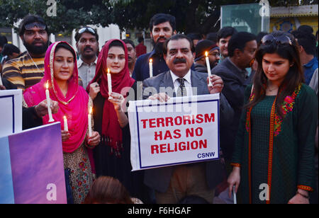 Lahore, Pakistan. 17 novembre, 2015. Les militants de la société civile pakistanaise, Anjman Mazareen membres du Punjab (AMP) et la sensibilisation de la vie pour le développement national (terre) de tenir des bougies au cours d'une cérémonie de la vigile pour les victimes d'attaques de terreur Paris à Lahore au Pakistan. Une série d'attaques coordonnées par des hommes armés et des kamikazes à Paris le 13 novembre a tué au moins 160 personnes et blessé 352 dans des scènes de carnage dans une salle de concert, restaurants et le stade national. Credit : Rana Sajid Hussain/Pacific Press/Alamy Live News Banque D'Images