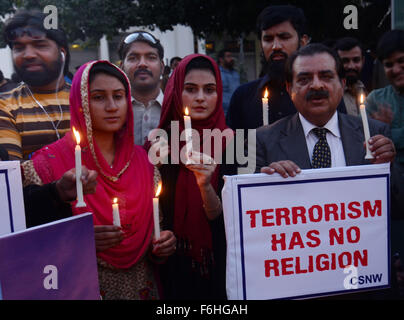 Lahore, Pakistan. 17 novembre, 2015. Les militants de la société civile pakistanaise, Anjman Mazareen membres du Punjab (AMP) et la sensibilisation de la vie pour le développement national (terre) de tenir des bougies au cours d'une cérémonie de la vigile pour les victimes d'attaques de terreur Paris à Lahore au Pakistan. Une série d'attaques coordonnées par des hommes armés et des kamikazes à Paris le 13 novembre a tué au moins 160 personnes et blessé 352 dans des scènes de carnage dans une salle de concert, restaurants et le stade national. Credit : Rana Sajid Hussain/Pacific Press/Alamy Live News Banque D'Images