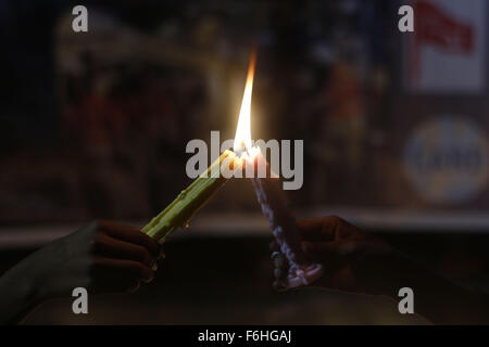 Lahore, Pakistan. 17 novembre, 2015. Les militants de la société civile pakistanaise, Anjman Mazareen membres du Punjab (AMP) et la sensibilisation de la vie pour le développement national (terre) de tenir des bougies au cours d'une cérémonie de la vigile pour les victimes d'attaques de terreur Paris à Lahore au Pakistan. Une série d'attaques coordonnées par des hommes armés et des kamikazes à Paris le 13 novembre a tué au moins 160 personnes et blessé 352 dans des scènes de carnage dans une salle de concert, restaurants et le stade national. Credit : Rana Sajid Hussain/Pacific Press/Alamy Live News Banque D'Images