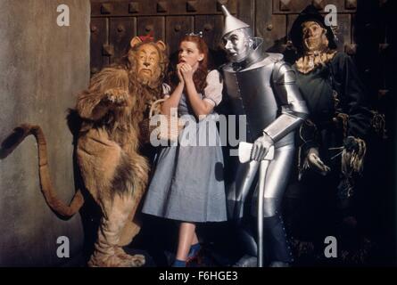 1939, le titre du film : Wizard of Oz, Directeur : VICTOR FLEMING, Studio : MGM, Photo : Ray Bolger, caractère, lion lâche : Wizard of Oz, DOROTHY : Wizard of Oz, VICTOR FLEMING, Judy Garland, JACK HALEY, Bert Lahr, SCARECROW : Wizard of Oz. (Crédit Image : SNAP) Banque D'Images