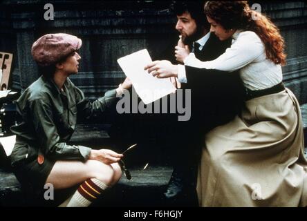 DATE DE SORTIE : 9 décembre 1983 TITRE DU FILM : Réalisateur : Yentl Barbra Streisand STUDIO : United Artists PLOT : une fille juive se déguise en garçon pour entrer dans la formation religieuse présenté : AMY IRVING comme Hadass et MANDY PATINKIN comme Avigdor (crédit Image : c United Artists/photos) Banque D'Images