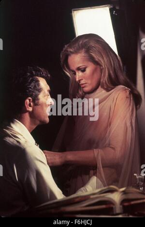 1963, le titre du film : quatre pour le Texas, Directeur : ROBERT ALDRICH, Photo : ROBERT ALDRICH, Ursula Andress. (Crédit Image : SNAP) Banque D'Images