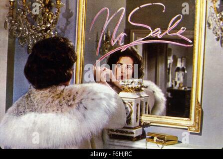 1960, le titre du film : BUTTERFIELD 8, Directeur : DANIEL MANN, Studio : MGM, Photo : GRAFFITTI, ELIZABETH TAYLOR, miroir, rouge à lèvres, de fourrure, de riches. (Crédit Image : SNAP) Banque D'Images