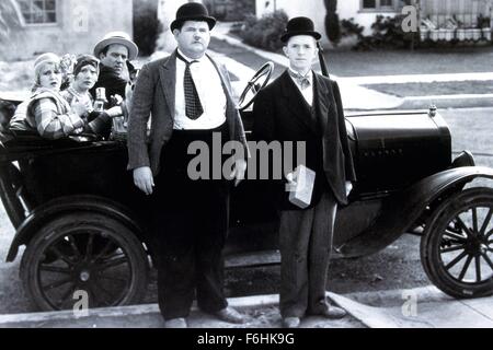 1929, le titre du film : PERFECT DAY, Directeur : JAMES PARROTT, Studio : MGM, Photo : KAY DESLYS, ENSEMBLE, Oliver Hardy, ISABELLE KEITH, EDGAR KENNEDY, Laurel & Hardy, Stan Laurel. (Crédit Image : SNAP) Banque D'Images