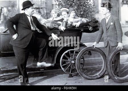 1929, le titre du film : PERFECT DAY, Directeur : JAMES PARROTT, Studio : MGM, Photo : KAY DESLYS, ENSEMBLE, Oliver Hardy, ISABELLE KEITH, EDGAR KENNEDY, Laurel & Hardy, Stan Laurel. (Crédit Image : SNAP) Banque D'Images