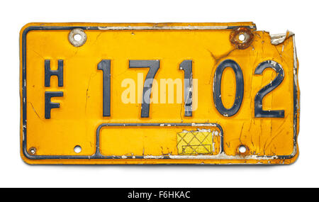 Jaune vieux tordu vers le haut de la plaque d'isolé sur fond blanc. Banque D'Images