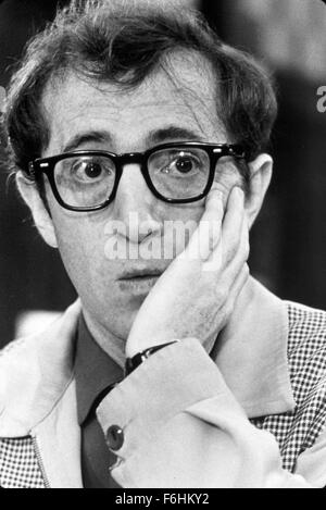 1976, le titre du film : avant, Directeur : MARTIN RITT, Studio : COLUMBIA, présenté : Woody Allen, HEAD SHOT, inquiet, PART À FACE, portrait, studio. (Crédit Image : SNAP) Banque D'Images