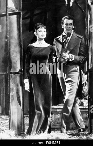 1956, le titre du film : LA GUERRE ET LA PAIX, Directeur : King Vidor, Studio : Paramount, Photo : Henry Fonda, Audrey Hepburn, COSTUME, jardin. (Crédit Image : SNAP) Banque D'Images