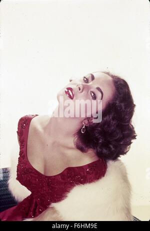 1955, le titre du film : La dernière fois j'ai vu PARIS, Directeur : RICHARD BROOKS, Studio : MGM, Photo : ROBE - ROUGE, ELIZABETH TAYLOR, clivage, rouge à lèvres - ROUGE, fourrure, châle, portrait, studio. (Crédit Image : SNAP) Banque D'Images