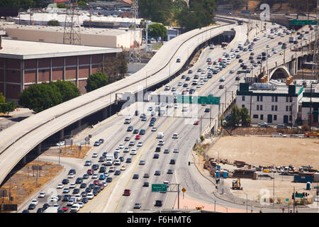 Vue du haut de la route de la circulation à Los Angeles Banque D'Images