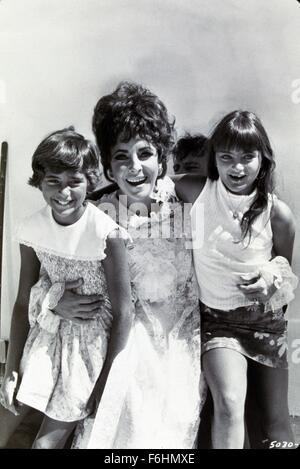 1968, le titre du film : BOOM, Directeur : Joseph Losey, Photo : STUDIO PORTRAIT, Mère et fille, DOROTHY TAYLOR, ELIZABETH TAYLOR, LIZA TODD, DANS LES COULISSES, ENTRE LES SCÈNES, les enfants en riant. (Crédit Image : SNAP) Banque D'Images