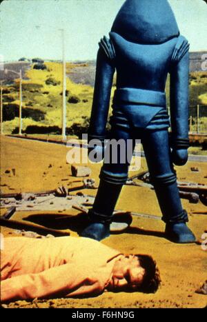 1956, le titre du film : EARTH VS. Les soucoupes volantes, Réalisateur : FRED F SEARS, Studio : COLUMBIA, sur la photo : LES ÉTRANGERS, Son & ALIENS ! Les choses, robots, SCIENCE-FICTION, D'ATTAQUER, DE LA VIOLENCE, blessés, blessés, morts, tués. (Crédit Image : SNAP) Banque D'Images