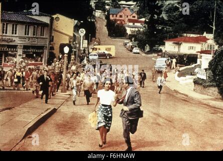 1956, le titre du film : INVASION OF THE BODY SNATCHERS, Réalisateur : Don Siegel, Studio : Allied Artists, Photo : Kevin McCARTHY, Son & ALIENS ! Les choses, DANA WYNTER, petite ville, rue, la course, la chasse, l'horreur. (Crédit Image : SNAP) Banque D'Images