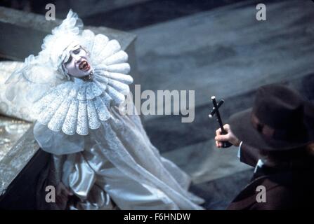 1992, le titre du film : Bram Stoker's Dracula, Directeur : Francis Ford Coppola, Studio : COLUMBIA, Photo : 1992, Dracula et autres vampires, SADIE FROST, Anthony Hopkins, les dents, le sang, crucifix, dentelle. (Crédit Image : SNAP) Banque D'Images