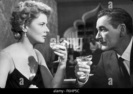 1956, le titre du film : ISTANBUL, Directeur : JOSEPH PEVNEY, Studio : UNIV, Photo : CORNEL BORCHERS, Errol Flynn, JOSEPH PEVNEY. (Crédit Image : SNAP) Banque D'Images