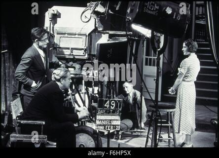 1932, le titre du film : ÉTRANGE INTERLUDE, Directeur : ROBERT Z LEONARD, Studio : MGM, Photo : DERRIÈRE LES COULISSES, William Daniels, directeur dirige, ROBERT Z LEONARD. (Crédit Image : SNAP) Banque D'Images