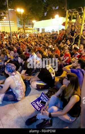 Mong Kok, Hong Kong. 17 novembre, 2015, Hong Kong Chine v Coupe du Monde de qualification. En dehors du stade Mong Kok, Hong Kong dans un parc près de par les fans de football, exprimer leurs différences pour la Chine continentale. Alistair Ruff/Alamy Live News Banque D'Images