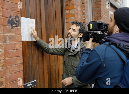 Bruxelles, Belgique. 17 novembre, 2015. Les journalistes lire le sceau du gouvernement à l'entrée du bar "Les béguines", administré par Brahim Abdeslam, l'un des kamikazes dans les attentats de Paris à Molenbeek district de Bruxelles, capitale de la Belgique, le 17 novembre 2015. Le bar était fermé par les autorités locales au début de novembre à cause de trafic de stupéfiants. Credit : Ye Pingfan/Xinhua/Alamy Live News Banque D'Images