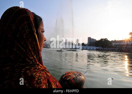 Katmandou, Népal. 17 novembre, 2015. Les dévots népalais en rejoignant l'étang et prie le dieu soleil à Rani Pokhari. Chhath Puja Festival, l'adoration de Dieu Soleil, est commune dans la région du Terai au Népal et est célébré à Katmandou ainsi par les collectivités et du Teraï en Inde. L'adoration doit être basée sur un étang, rivière ou toute les sources d'eau, selon la tradition religieuse. (Photo de Narayan Maharjan / Pacific Press) Credit : PACIFIC PRESS/Alamy Live News Banque D'Images