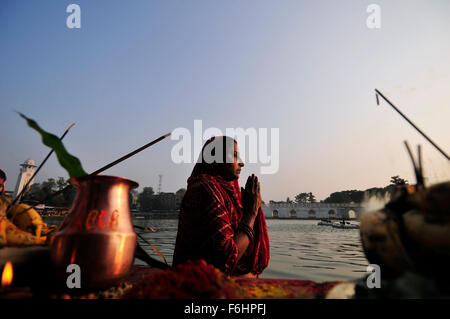 Katmandou, Népal. 17 novembre, 2015. Les dévots népalais en rejoignant l'étang et prie le dieu soleil à Rani Pokhari, Katmandou. Chhath Puja Festival, l'adoration de Dieu Soleil, est commune dans la région du Terai au Népal et est célébré à Katmandou ainsi par les collectivités et du Teraï en Inde. L'adoration doit être basée sur un étang, rivière ou toute les sources d'eau, selon la tradition religieuse. (Photo de Narayan Maharjan / Pacific Press) Credit : PACIFIC PRESS/Alamy Live News Banque D'Images