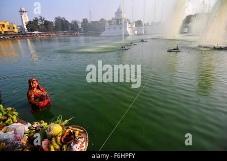 Katmandou, Népal. 17 novembre, 2015. Les dévots népalais en rejoignant l'étang et prie le dieu soleil à Rani Pokhari, Katmandou. Chhath Puja Festival, l'adoration de Dieu Soleil, est commune dans la région du Terai au Népal et est célébré à Katmandou ainsi par les collectivités et du Teraï en Inde. L'adoration doit être basée sur un étang, rivière ou toute les sources d'eau, selon la tradition religieuse. (Photo de Narayan Maharjan / Pacific Press) Credit : PACIFIC PRESS/Alamy Live News Banque D'Images