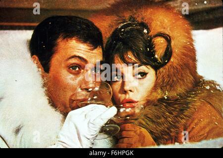 1965, le titre du film : GRANDE COURSE, Directeur : Blake Edwards, 1965, photo : TONY CURTIS, de boire des boissons, grillage, NATALIE WOOD, froid, hiver, joue contre joue, SKI WEAR. (Crédit Image : SNAP) Banque D'Images