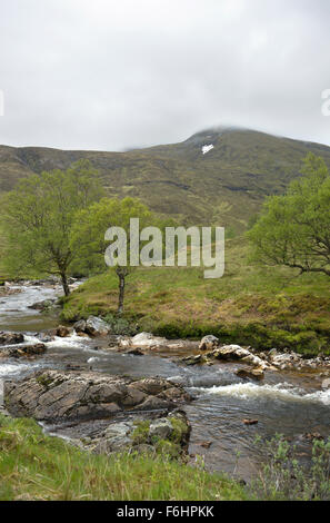 Rocky le cours supérieur de la Eau de Nevis à Glen Nevis Banque D'Images