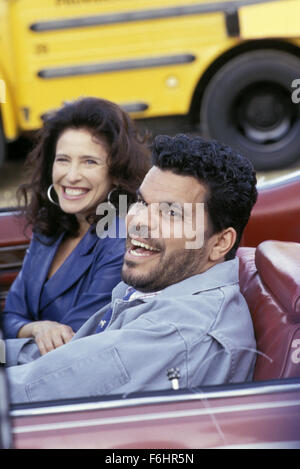 Juin 13, 2002 ; Los Angeles, CA, USA ; l'actrice MIMI ROGERS joue Mme Dunne et Luis Guzman que Ray dans 'Dumb et Dumberer.' Banque D'Images